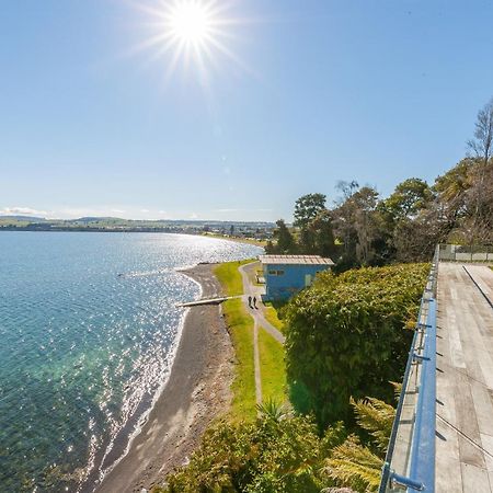 Spectacular Lakefront Home Taupo Bagian luar foto