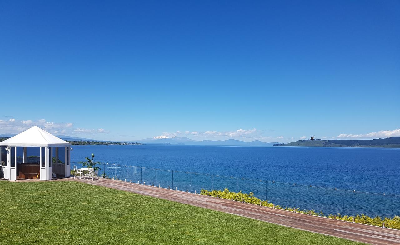 Spectacular Lakefront Home Taupo Bagian luar foto