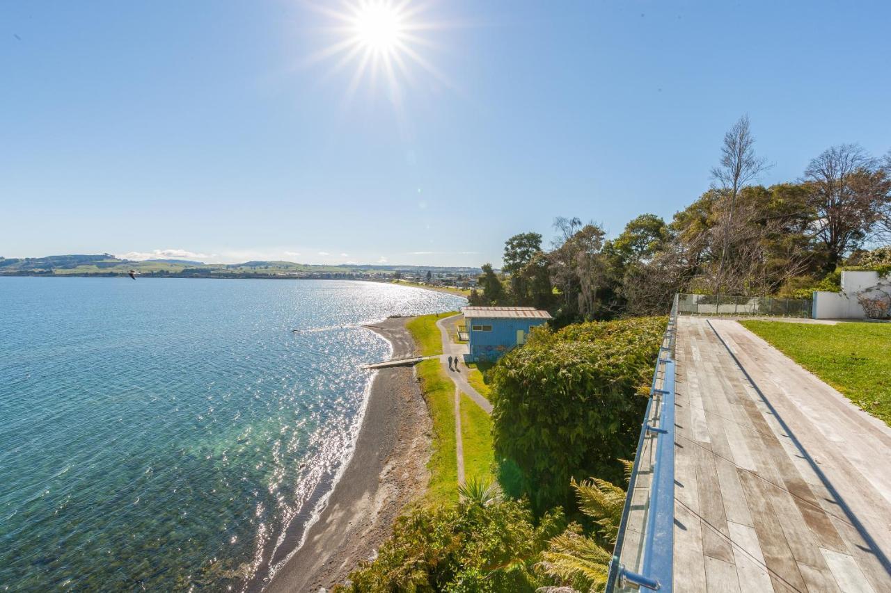 Spectacular Lakefront Home Taupo Bagian luar foto