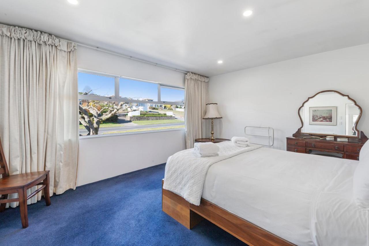 Spectacular Lakefront Home Taupo Bagian luar foto