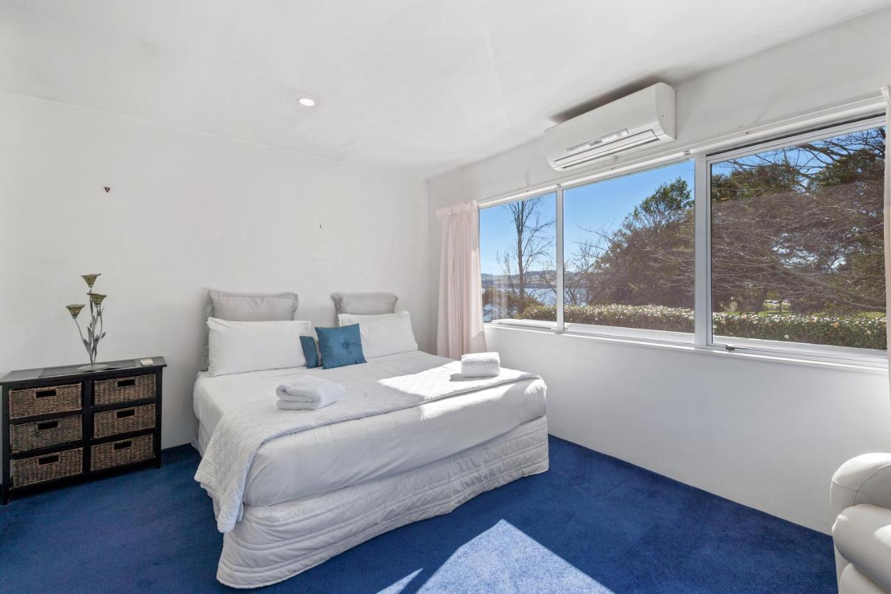 Spectacular Lakefront Home Taupo Bagian luar foto
