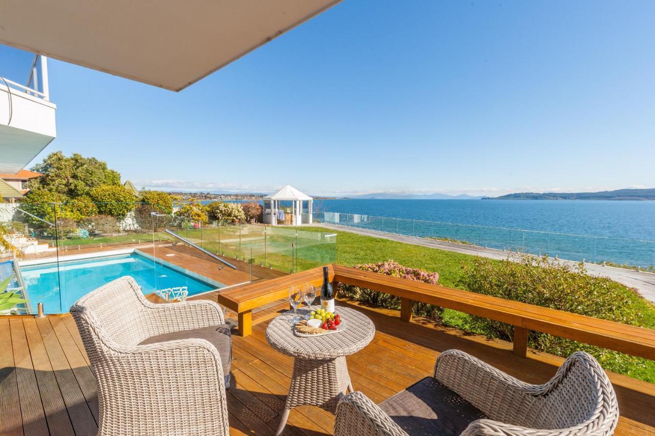 Spectacular Lakefront Home Taupo Bagian luar foto