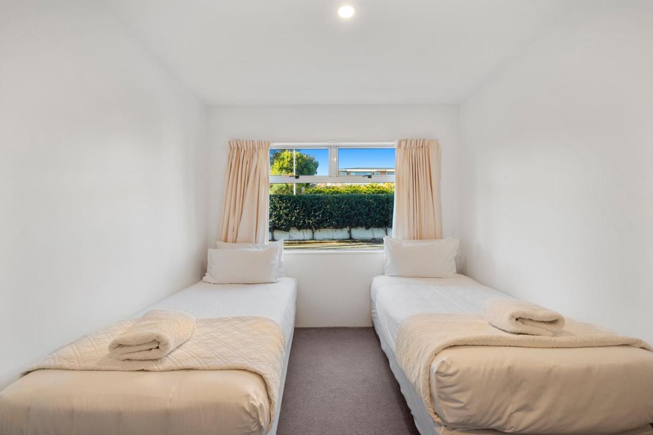 Spectacular Lakefront Home Taupo Bagian luar foto