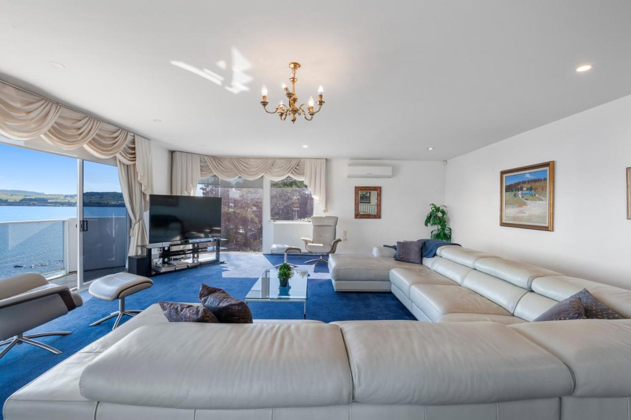 Spectacular Lakefront Home Taupo Bagian luar foto
