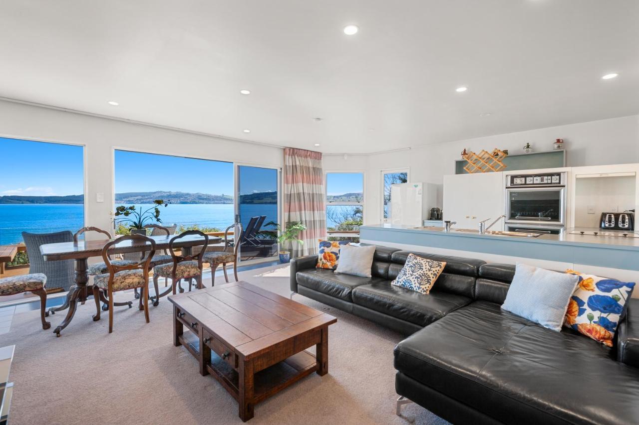 Spectacular Lakefront Home Taupo Bagian luar foto