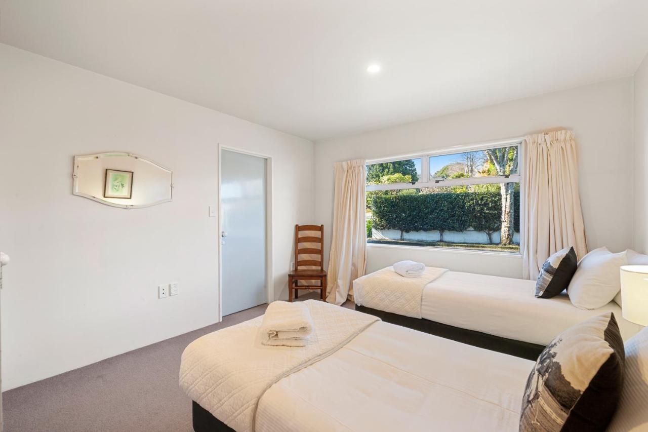 Spectacular Lakefront Home Taupo Bagian luar foto