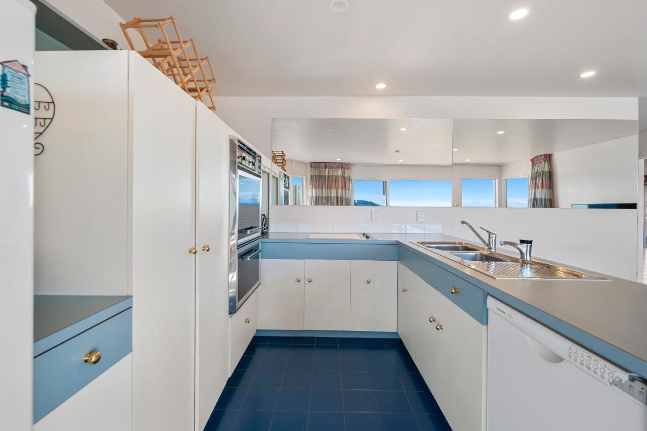 Spectacular Lakefront Home Taupo Bagian luar foto