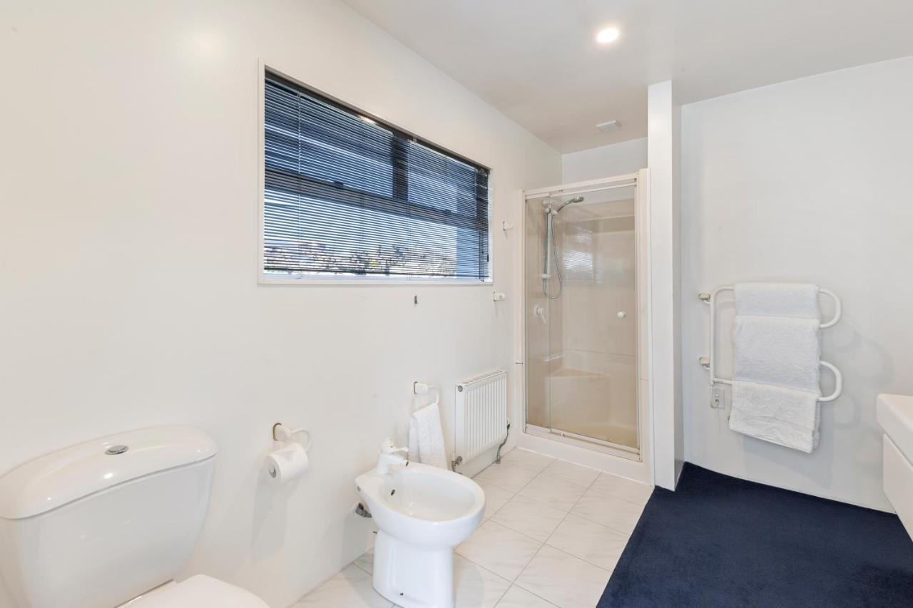 Spectacular Lakefront Home Taupo Bagian luar foto