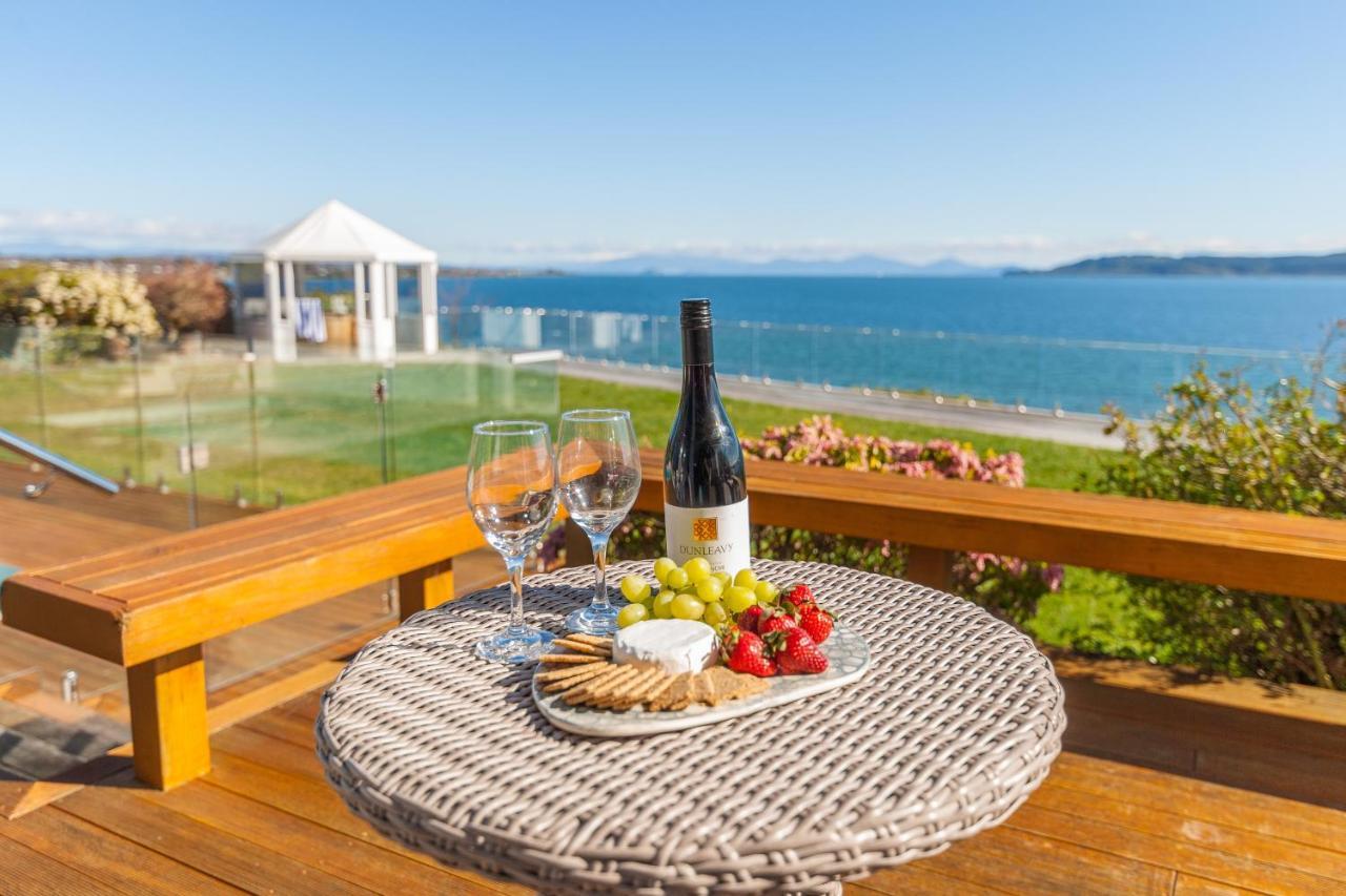 Spectacular Lakefront Home Taupo Bagian luar foto
